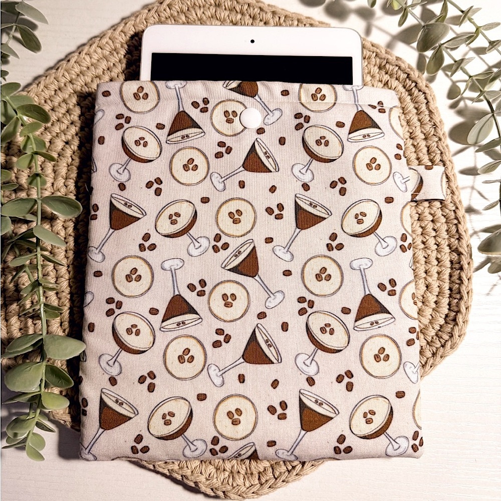 HANDMADE ⋆ E-reader Sleeve ⋆ Espresso Martini Print